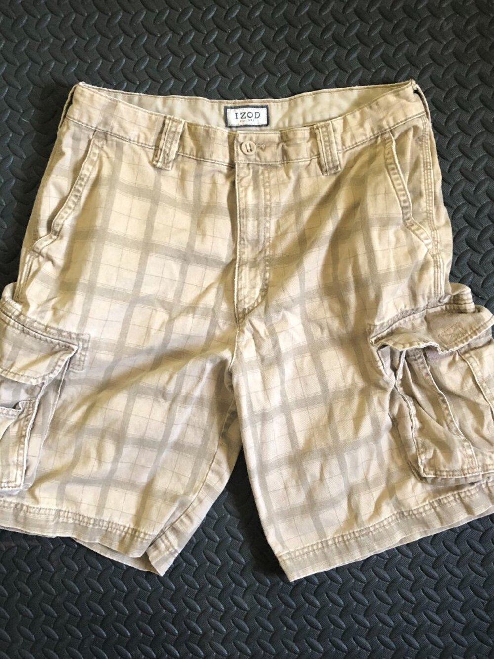 VINTAGE MENS IZOD PLAID KHAKI CARGO SHORTS SIZE 34